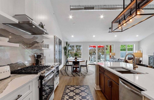 The Lofts of Brick and Mortar-City Loft |Stylish |Walk-Out Balcony |2 Kings |Parking for 2 |Downtown