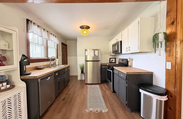 The Lofty Maple- Charming 3 bedroom home with kid friendly space in the loft.