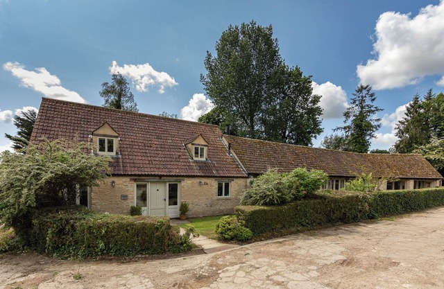 THE LONG BARN, pet friendly, with open fire in Tetbury