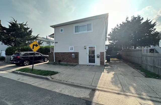 The Long Beach Gem is a Cozy 3-bedroom apt with a 5min walk to the beach