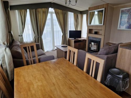 The Lookout 3 Bedroom Family Caravan with Sea View Pet Friendly