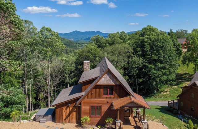 The Lookout at Eagles Nest: Mtn views, pet friendly, hot tub