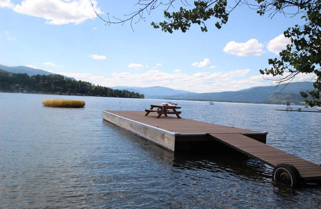 Der Aussichtspunkt ist eine gemütliche Hütte in Blind Bay Hideaway auf dem schönen sonnigen Shuswap