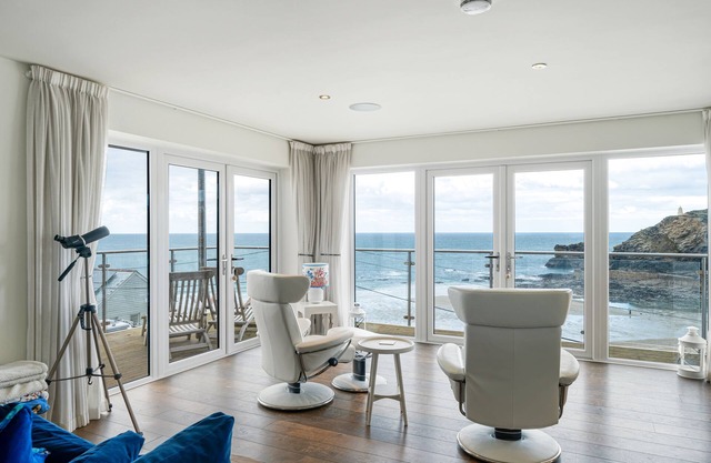 The Lookout is a stylish, contemporary holiday home overlooking the popular Portreath beach on the n