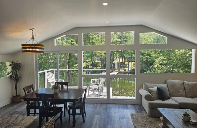 Cozy four-season getaway on Pettingill Pond
