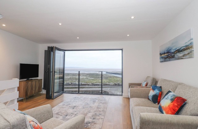 THE LOOKOUT, pet friendly, country holiday cottage in Haverigg