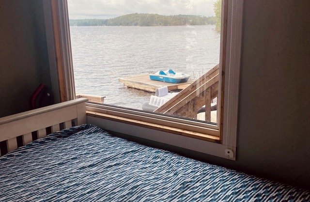 The Loon Song-Stunning 4-Season Waterfront Cottage With Private Dock & Tiki Bar