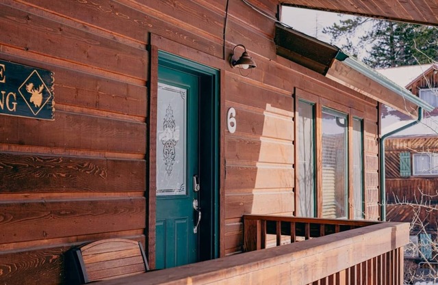 The Loose Moose Lodge #6 at Downtown Grand Lake near RMNP Entrance