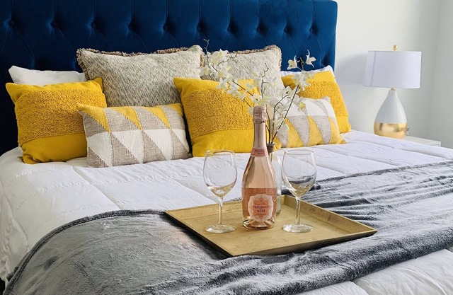 The Love Lounge ( King Bed & Free Disney +)