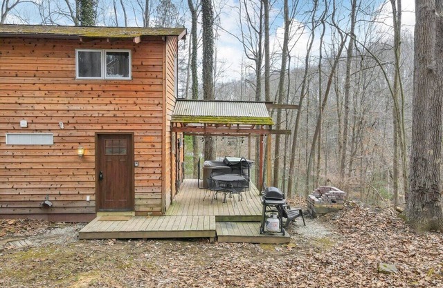 The Love Shack (Hocking Hills Area)