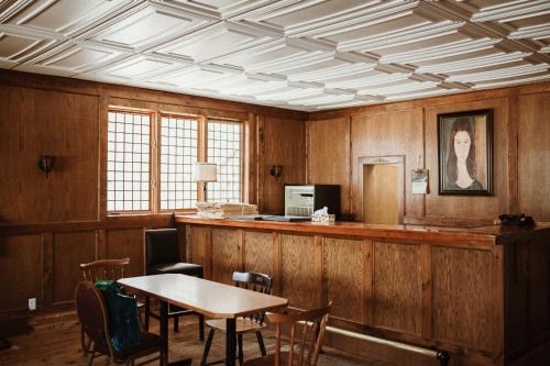 The Loyalist Inn & Suites