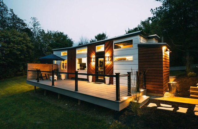 The Lux - tiny home w/ jacuzzi in Berlin