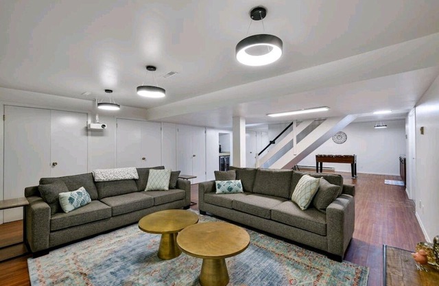The Luxury 5 BR house W/hot tub, fast internet, office and free parking