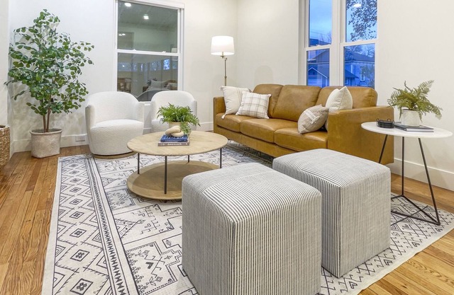 The Madison - Classic Downtown Home with Hot Tub