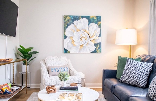 The Magnolia Grove, 2BR Chic by Velvet Ditch Villas