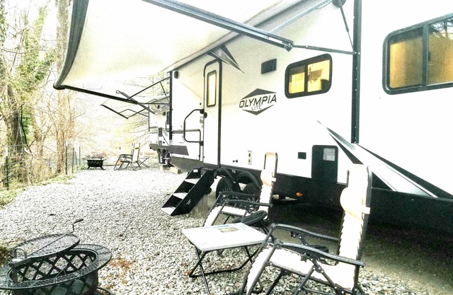 The Magnolia House RV 2022 Riverfront Sleeps 5