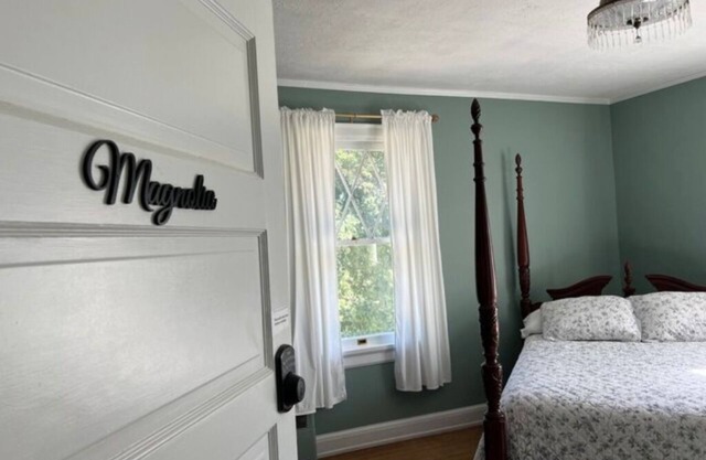 The Magnolia Room w/ Queen Bed