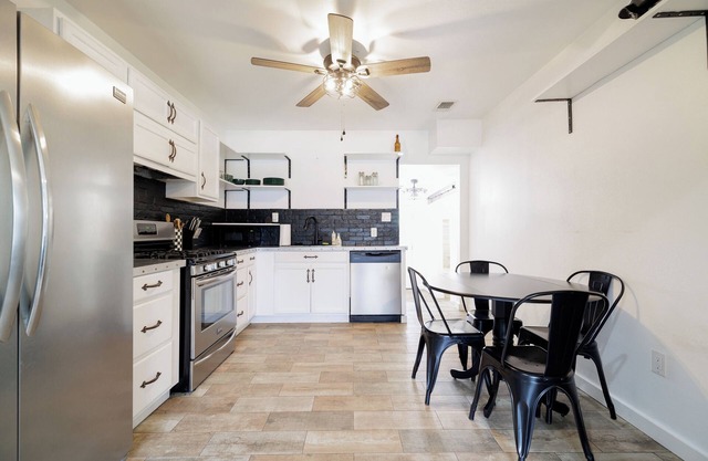 The Main St House-Charming 2-bedroom home, fitness room in peaceful Cuero