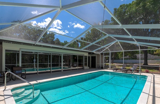 ~The Manor Sleeps 12 Heated Pool & Seclusion~