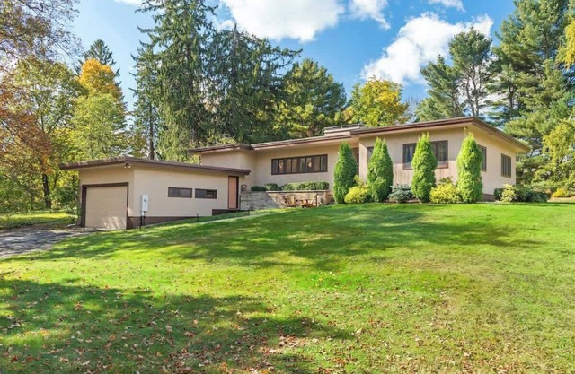 Sauberes Mid-Century Modern Home in der Nähe von Tanglewood mit Gourmet-Küche