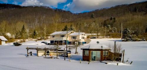 The Maples - Hot tub! Amazing views, pets welcomed