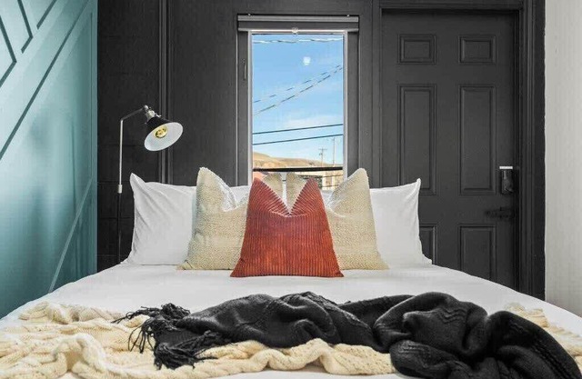 The Marble | Sleeps 4 Guests | DT | 55 " Smart TV