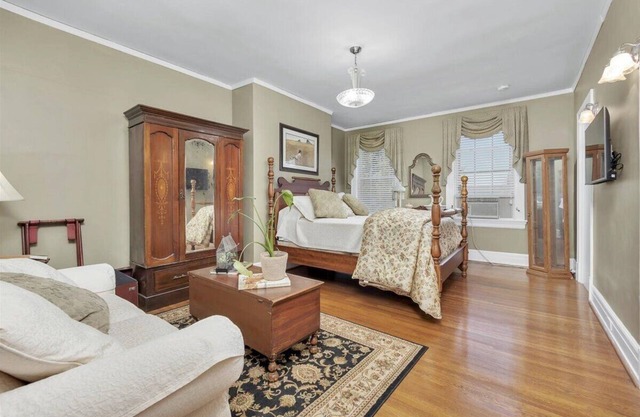 The Maridor - "Lily"-Historic home near lots of shops and restaurants