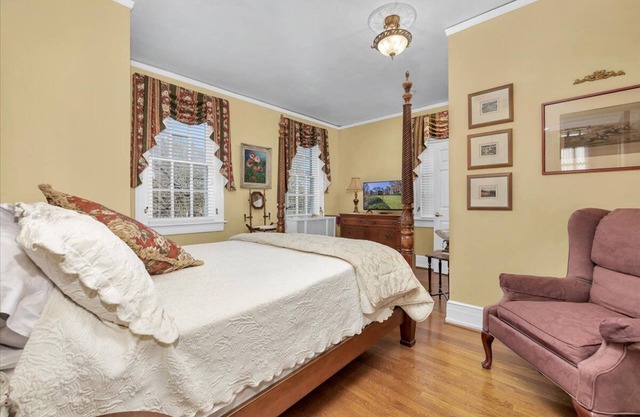 The Maridor - "Tulip" - Historic home near lots of shops and restaurants