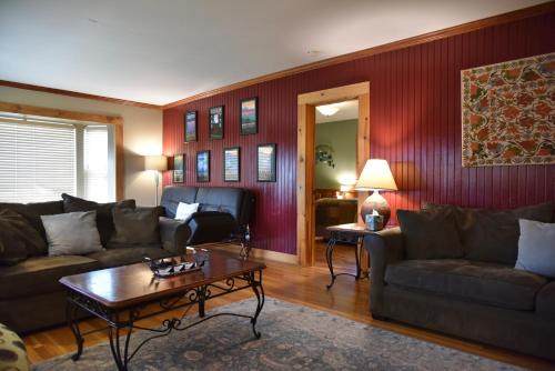 The McCloud Vacation Home on Mt Shasta, Sleeps 13