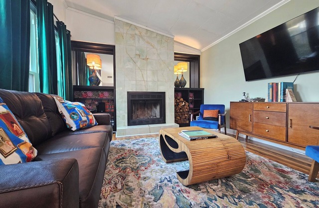 The MCM House - Mid-Century Modern Gem with Heated Pool & Hot Tub - Sleeps 12