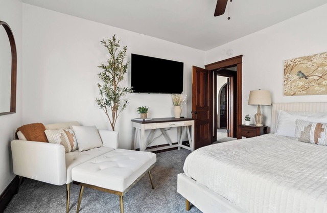 The Mediterranean Oasis, A Perfect Comfort Haven - Entire Upper Unit of Duplex