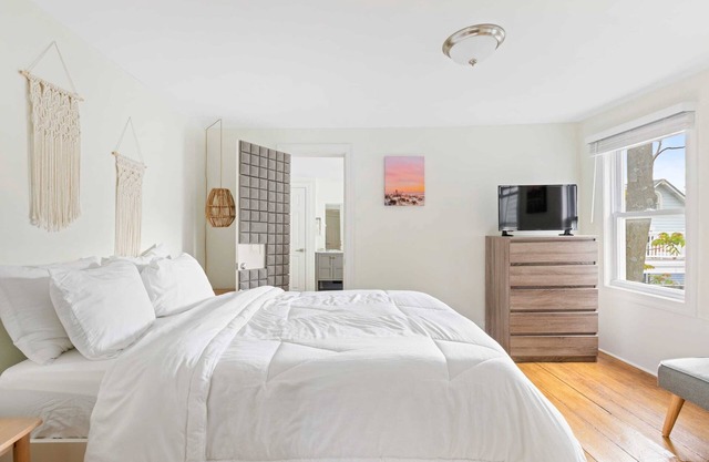 The Melrose, 2C and 2D Two bedroom Suite: Romantic Getaway, Steps from the Beach