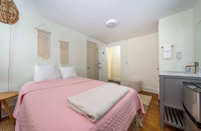 The Melrose, 2C - Full Bed & Bath: Romantic Getaway, Steps from the Beach, Cozy