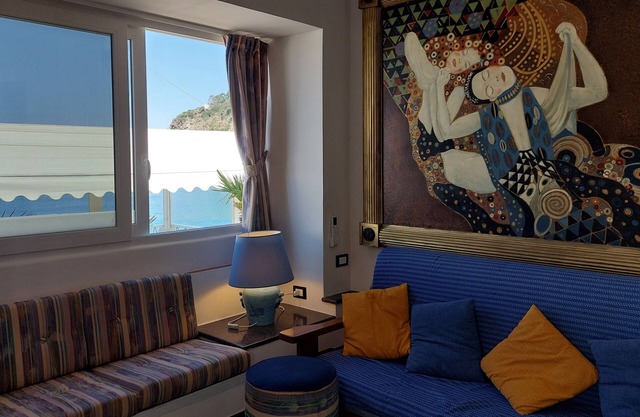 DIE MERIDIANA-WOHNUNG AM MEER MIT PRIVATEM STRAND SDRAIO UND REGENSCHIRM