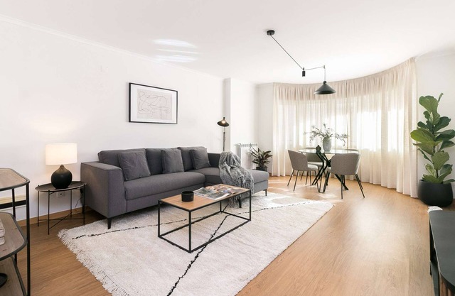 ✨The Metropolitan: Premium Apartment with Balcony and Parking