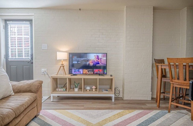 Cozy Midtown Retreat: 1BR Near Downtown/Fort Moore