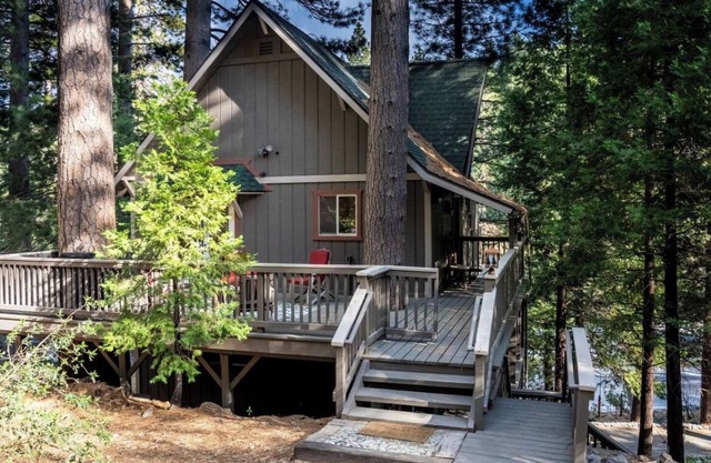 The Mighty Pines Retreat + Large Patio + BBQ+View!