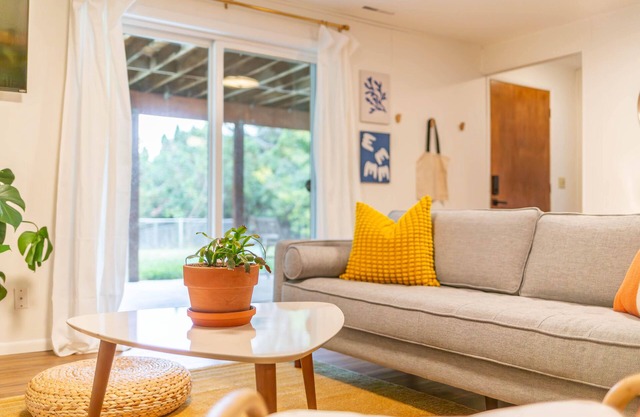 The Mod Pod - Spacious, mid-century modern apartment in a quiet, close in spot