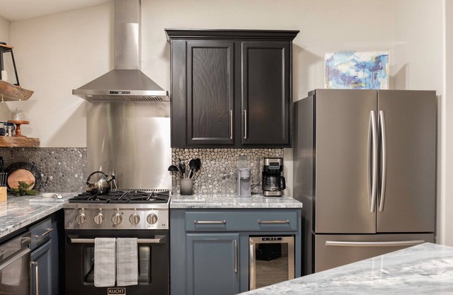 The Modern Carriage House - serene, convenient location - NEWLY REMODELED!
