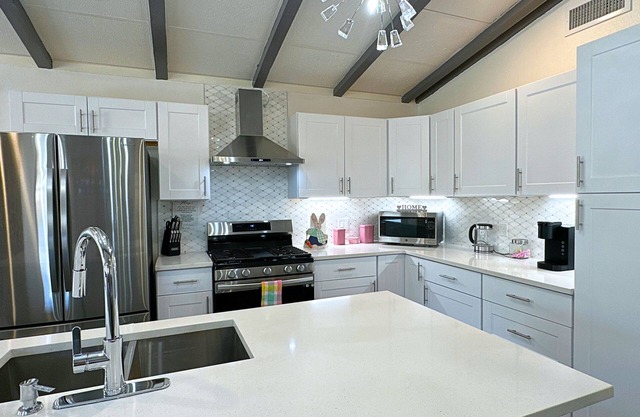 The Modern Deer Retreat 8 Beds 11 Guests King Bed! 4 Min to Downtown.