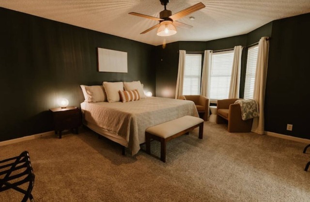 The Modern Georgian - 6 min to I95, 3 Bd-2 Ba