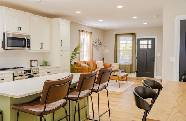 The Modern Historic Gem | 3 minutes to Downtown Cola | Steps to WeCo Riverwalk