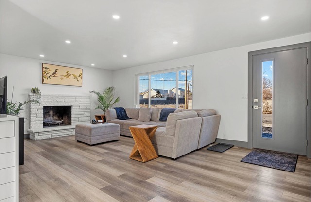 " The Modern Nest “5-bedroom 2 full bath house near Salt Lake Downtown AC, WiFi