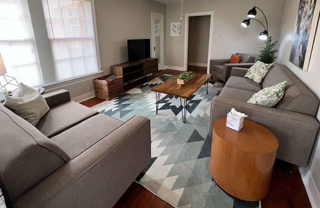 The Modern Oak is 1.5 blks to SFA and a few blocks from Downtown Nacogdoches