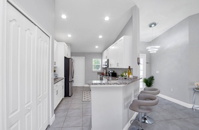 THE MODERN OASIS - SPACIOUS 4 BDRM VACATION HOME. MINS. FROM DISNEY.