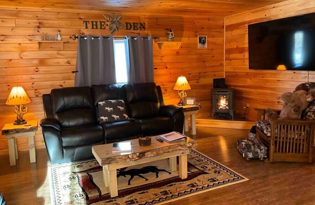 The Moose Den- Snowmobile Trail Access!