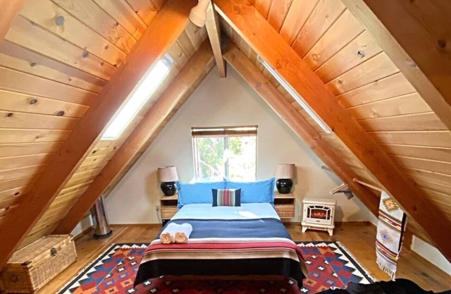 The Moose, Stylish Farmhouse Cabin near Yosemite, Sleeps 8