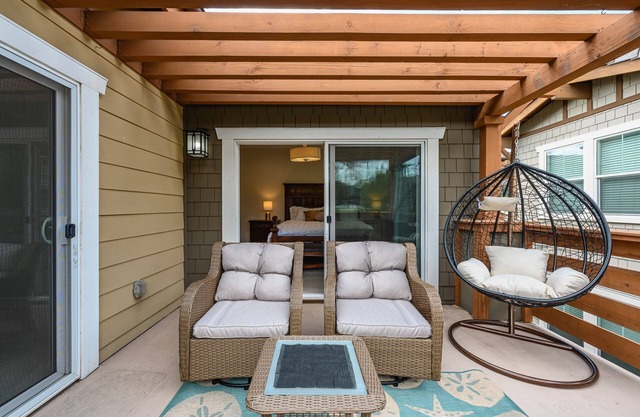 The morden 4B3.5b condo with mountain and park views