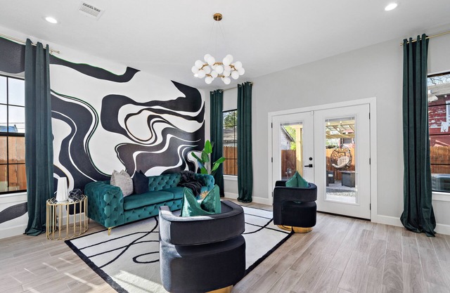 THE MOSAIC - DOWNTOWN - SLEEPS 10 - OUTDOOR PATIO