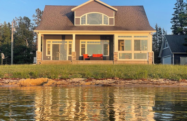 The most Charming cottage in the U.P. with 4 bedrooms & WiFi, on Lake Milakokia